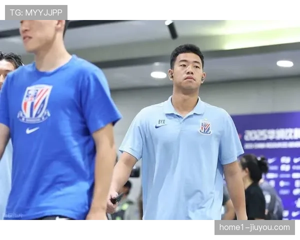 上海申花门将鲍亚雄面对柔佛新山多次做出关键扑救