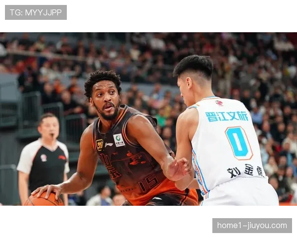 琼斯篮板助攻均衡发展 山东外援战术价值凸显